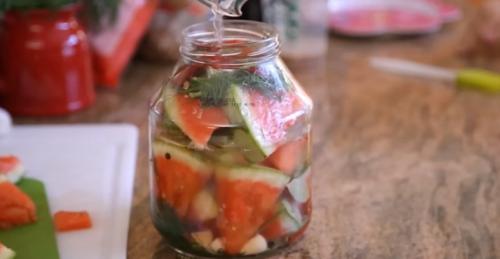 Квашеные арбузы на зиму. Как засолить арбузы кусочками в кастрюле, ведре или банке?