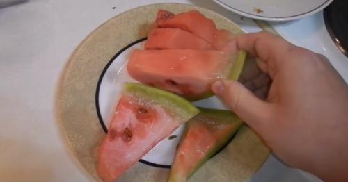 Квашеные арбузы на зиму. Как засолить арбузы кусочками в кастрюле, ведре или банке?