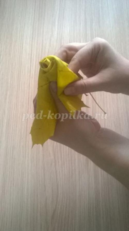 Роза из кленовых листьев. Как сделать букет из кленовых листьев своими руками пошагово с фото 05