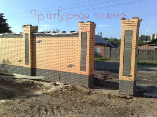 Что нужно для строительства столбов и забора из кирпича Что нужно для строительства столбов и забора из кирпича